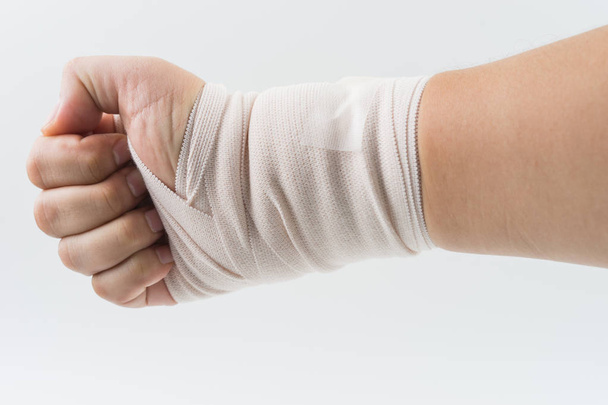 hueso de la mano roto por accidente con la férula del brazo
 - Foto, Imagen