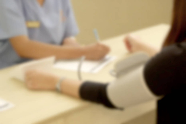 imagen borrosa, enfermera midiendo la presión arterial
 - Foto, Imagen