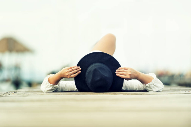 Summer woman relaxing in hipster beach hat. - Zdjęcie, obraz