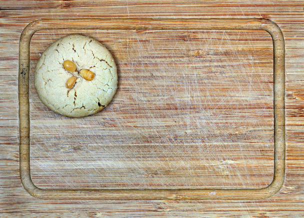 ev yapımı taze Tahin kurabiye kesme tahtası üzerinde - Fotoğraf, Görsel