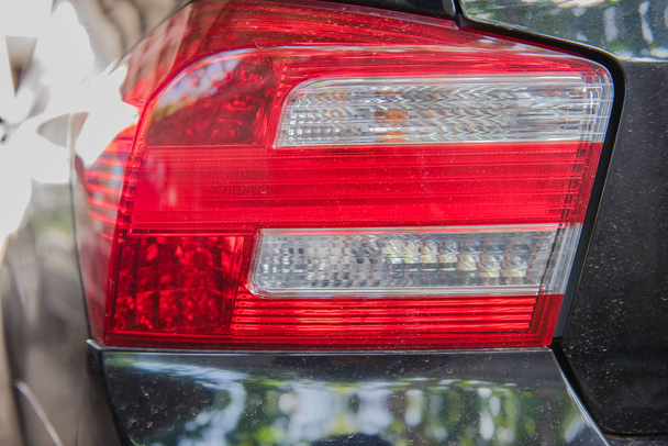 Closeup, modern elöl egy autó hátsó lámpa - Fotó, kép