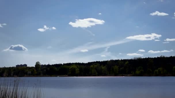 Belle nuvole che si muovono sul lago o sul fiume
 - Filmati, video