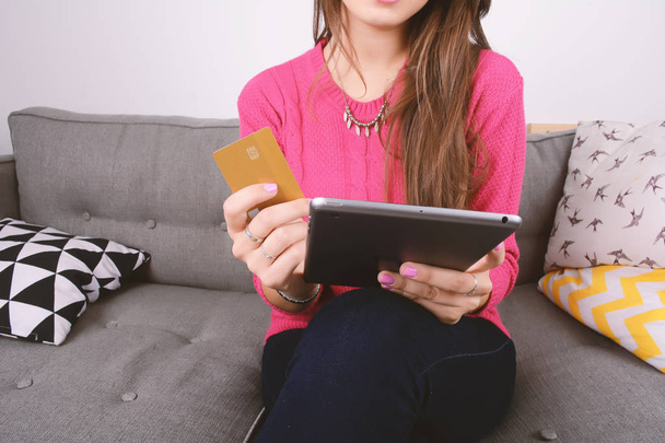 Woman holding credit cart and tablet. - Fotografie, Obrázek