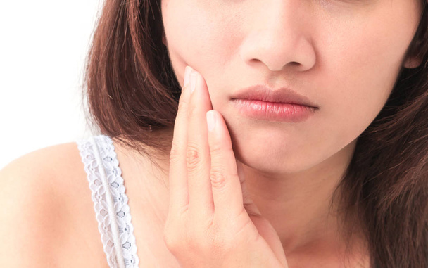 Lähikuva nainen hammassärky valkoinen tausta, terveydenhuolto ja lääketieteellinen käsite
 - Valokuva, kuva