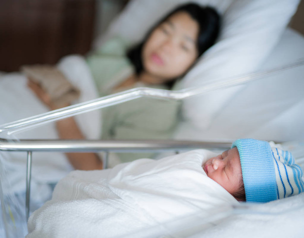 Nieuwe geboren baby alleen levering slaap met zijn moeder - Foto, afbeelding