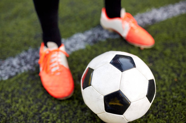 jugador de fútbol jugando con pelota en el campo de fútbol
 - Foto, imagen