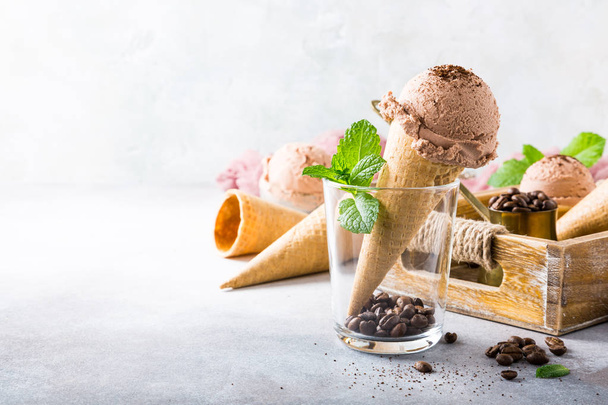Conos de gofre con helado de chocolate
 - Foto, imagen