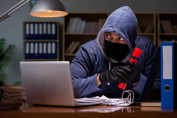Хакер с динамитом крадет данные
 - Фото, изображение