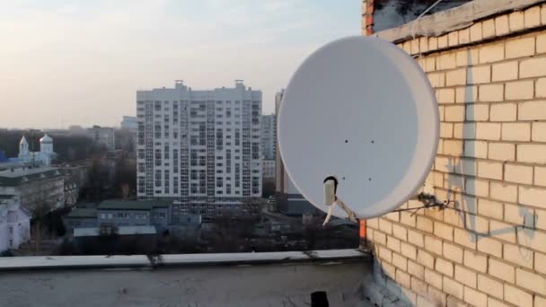 anteny satelitarnej widoku z dachu wieżowca - Materiał filmowy, wideo