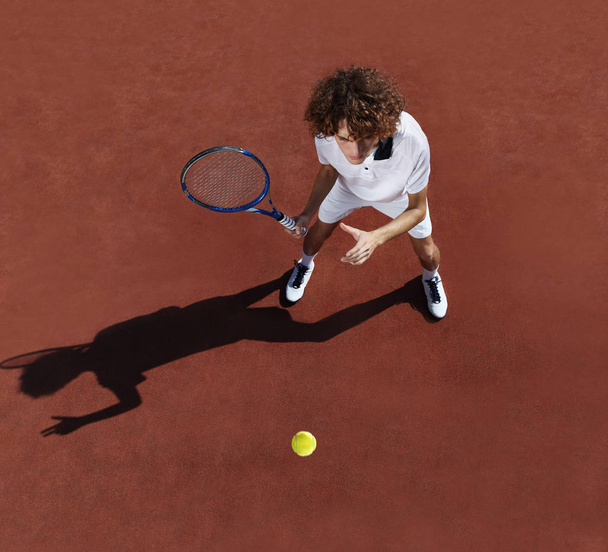 jogador de tênis com raquete durante um jogo de jogo
 - Foto, Imagem