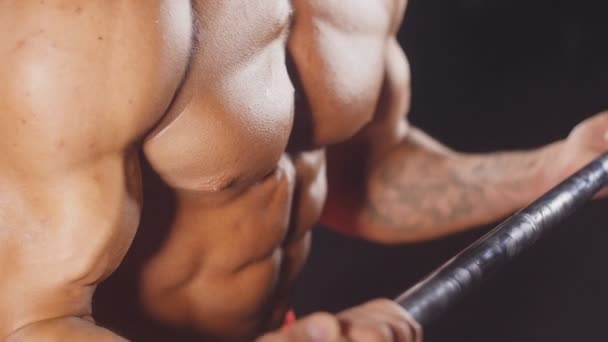 Homme faisant haltérophilie en salle de gym
 - Séquence, vidéo