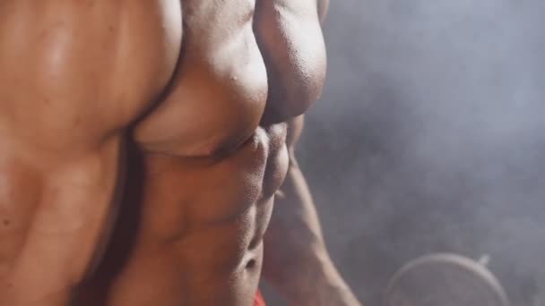 Mann beim Gewichtheben im Fitnessstudio - Filmmaterial, Video