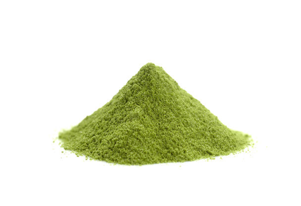 thé vert de colline en poudre, tas de poudre verte isolé sur bac blanc
 - Photo, image