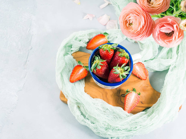 熟したイチゴ、エナメルのマグカップ - 写真・画像