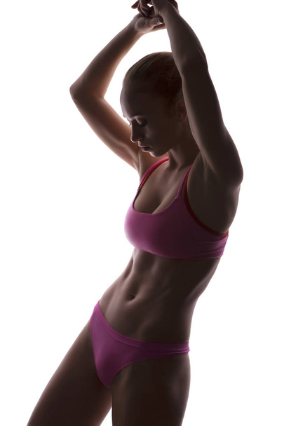 Close up van een mooie Kaukasische jonge vrouw fit atletisch lichaam  - Foto, afbeelding