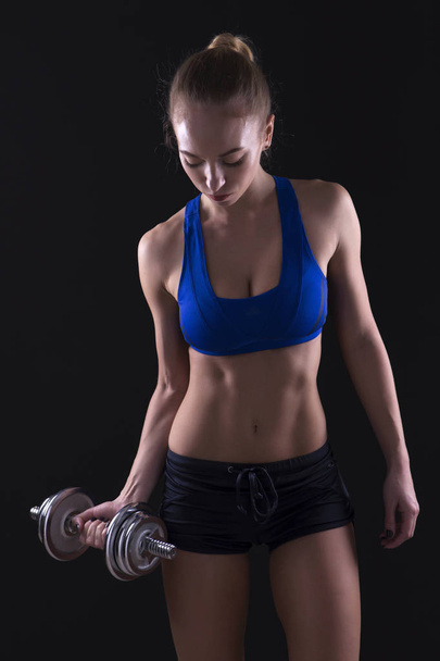 Gyönyörű barna kaukázusi fiatal nő, fitt sportos test  - Fotó, kép