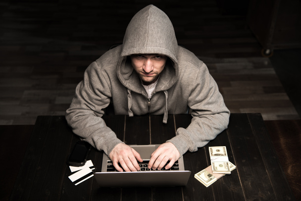 Хакер, використовуючи ноутбук
  - Фото, зображення
