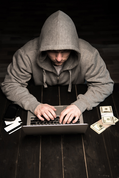 Хакер, використовуючи ноутбук
  - Фото, зображення