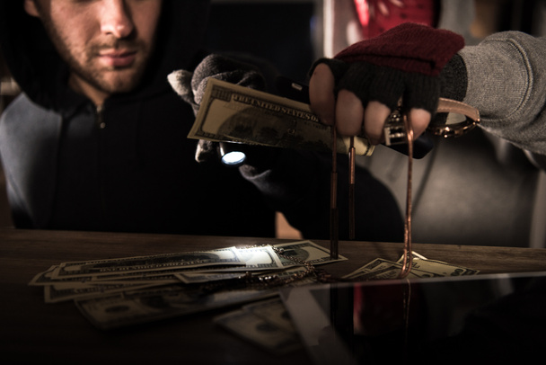 Ladrones robando dinero
 - Foto, imagen