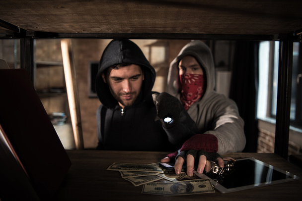 Ληστές που κλέβουν χρήματα - Φωτογραφία, εικόνα