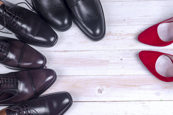 zapatos para hombre y tacón alto rojo para mujer sobre fondo blanco
 - Foto, Imagen