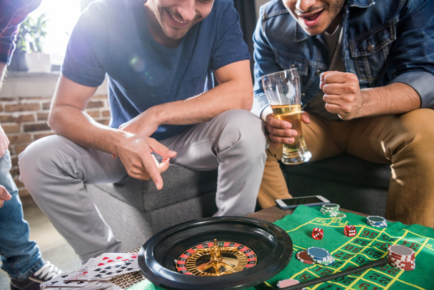 Männer spielen Roulette - Foto, Bild