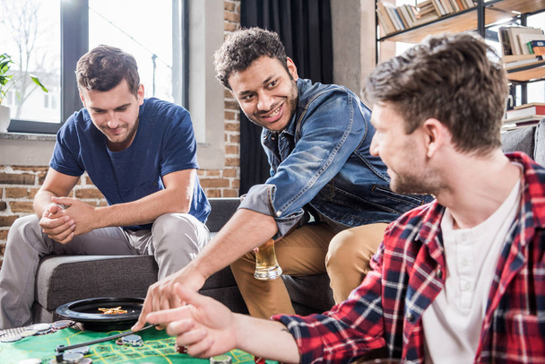 mannen spelen roulettespel - Foto, afbeelding