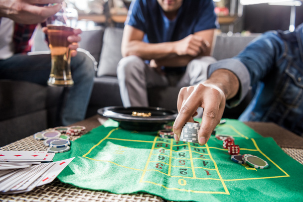 hommes jouant jeu de roulette
 - Photo, image