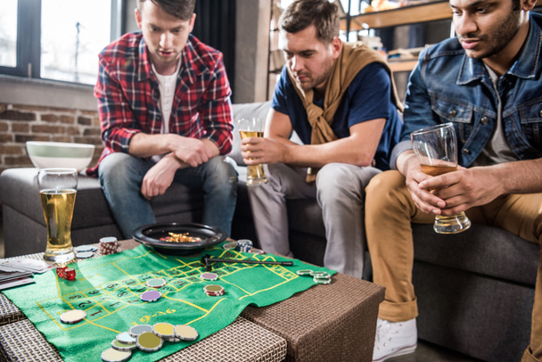 hombres jugando ruleta juego
 - Foto, Imagen