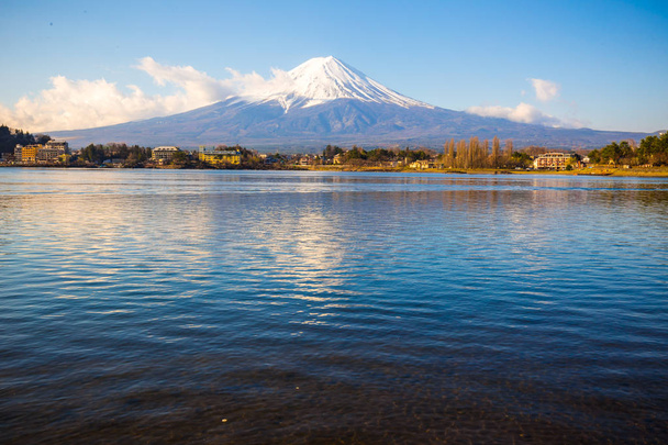 富士山河口湖春の富士山が有名な日本 - 写真・画像