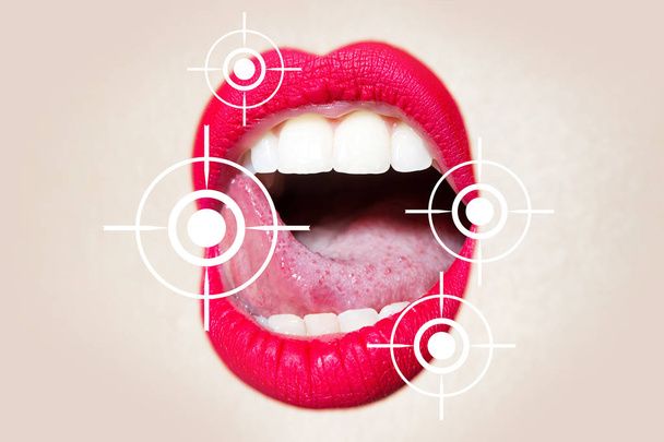 Infektion auf den Lippen. sexy Mund mit rosa Lippenstift, weiße Zähne, verführerische Zunge, offene Lippen. Lippen-Symbol. Kosmetik für Frauenlippen. Herpesvirus. Immunität, Frühjahrsprobleme im Mund - Foto, Bild