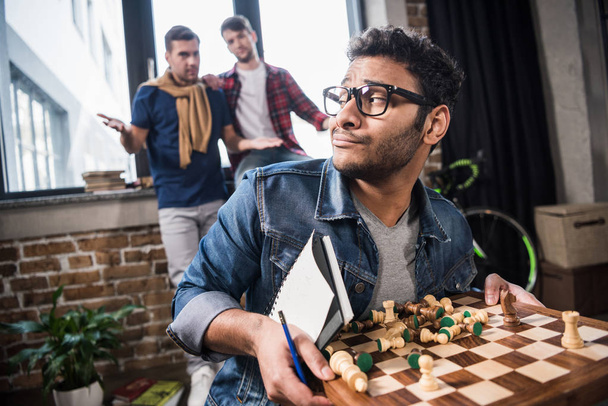 hombre sosteniendo tablero de ajedrez
 - Foto, Imagen