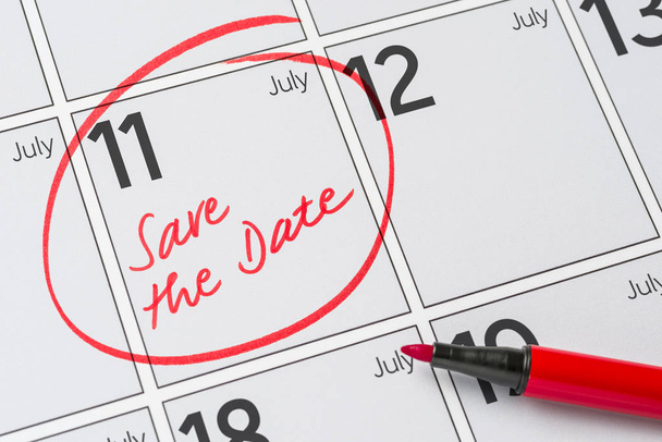 Opslaan van de datum geschreven op een kalender - 11 juli - Foto, afbeelding