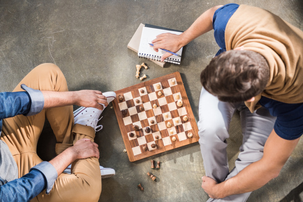 Hombres jugando ajedrez
 - Foto, Imagen