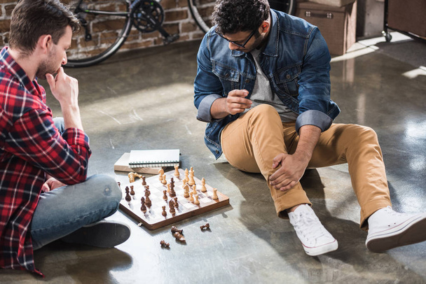 άνδρες παίζοντας σκάκι - Φωτογραφία, εικόνα