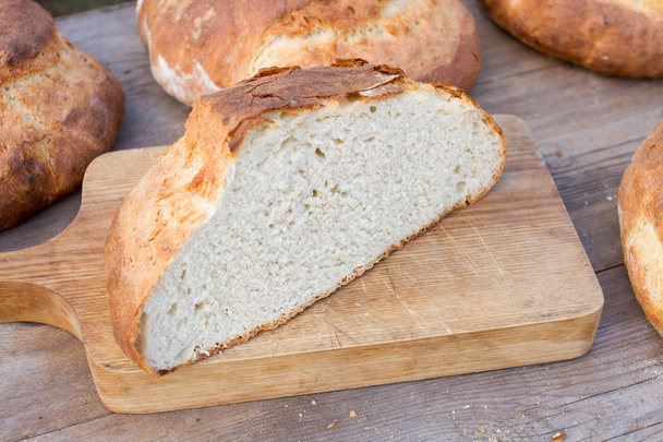 свіжий нарізаний домашній хліб
 - Фото, зображення