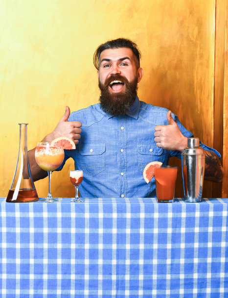 Brutal caucasian hipster with alcoholic cocktails and bar stuff - Foto, afbeelding
