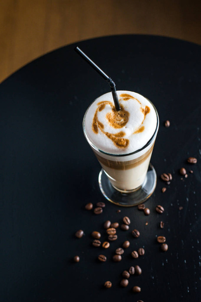 Café latte extravagante em vidro
 - Foto, Imagem