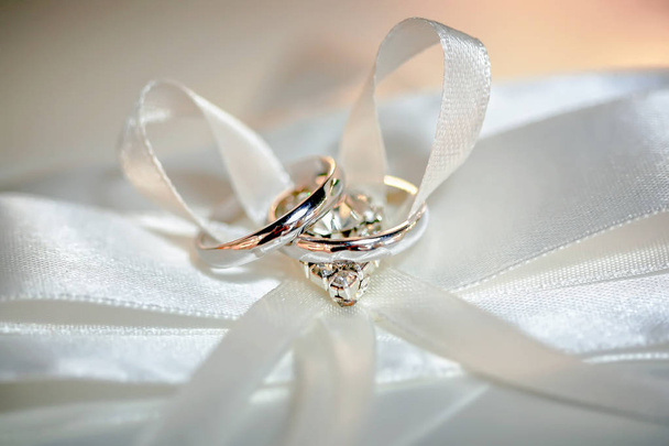 Όμορφη διαμαντένιο δαχτυλίδι αρραβώνων και επανδρώνει γαμήλια ζώνη. - Φωτογραφία, εικόνα