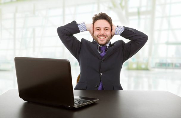 Uomo d'affari che lavora con è laptop in ufficio
 - Foto, immagini