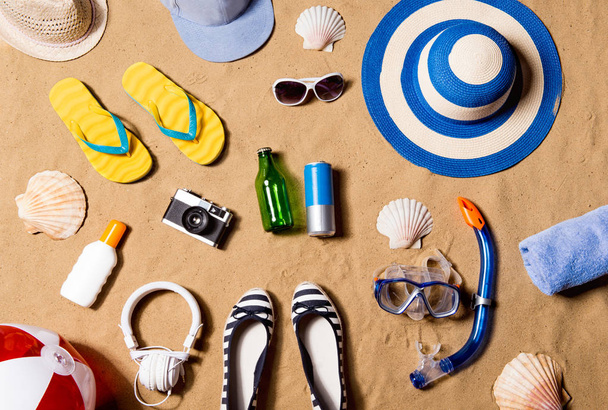 Zomer vakantie samenstelling. Sandalen, hoed en andere spullen agains - Foto, afbeelding