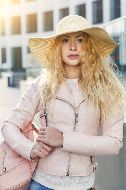 Chica con sombrero en la ciudad
 - Foto, Imagen