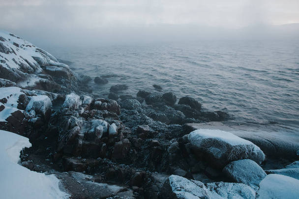 Zimowe wybrzeżu Morza Barentsa morza. Półwysep Kolski, Rosja - Zdjęcie, obraz