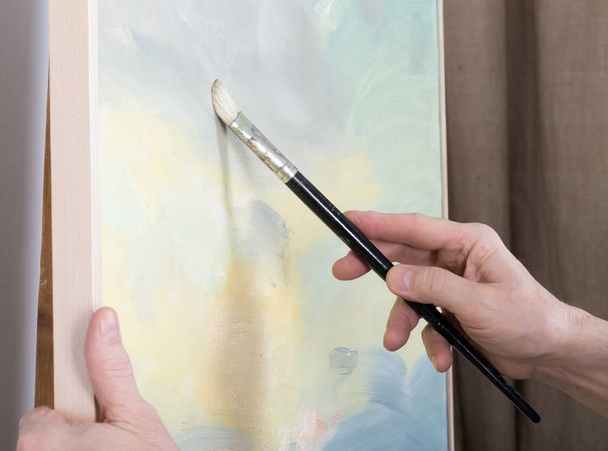 An artist painting in studio - Foto, Imagen