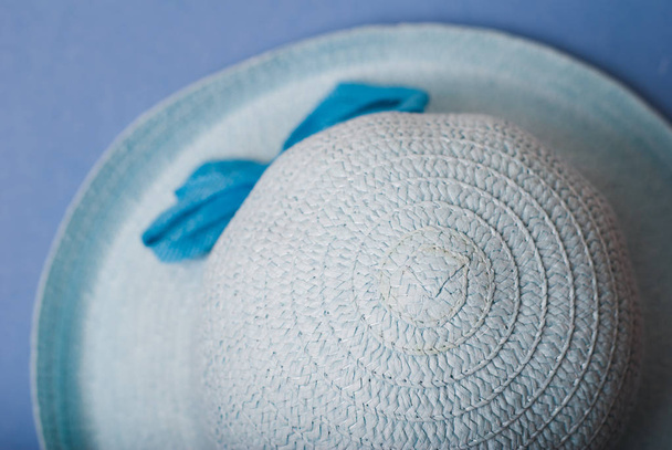 Magnifique chapeau d'été de paille, sur fond bleu
, - Photo, image