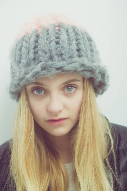 Pretty young girl with blond hair in fashionable hat - Foto, immagini