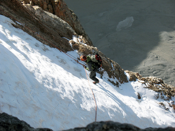 Hombre escalando cascada congelada
 - Foto, Imagen