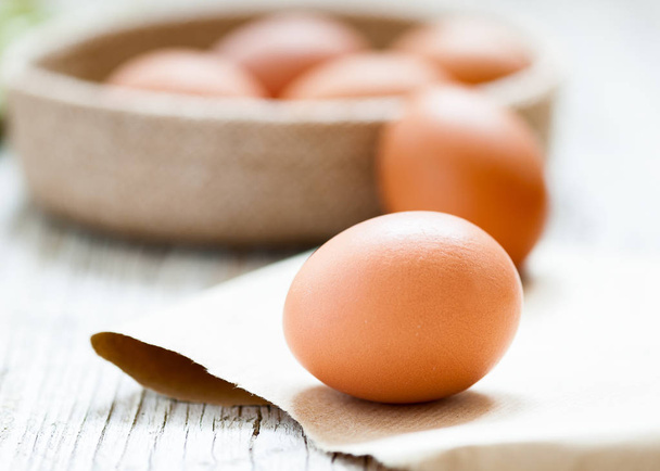 Zátiší vajec na věku dřeva tabl - Fotografie, Obrázek