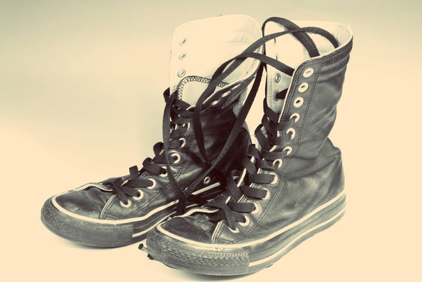 Bir çift en iyi retro dokulu arka plan üzerinde kirli spor ayakkabı - Fotoğraf, Görsel