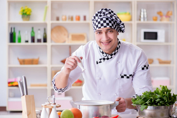 Cocinero joven trabajando en la cocina - Foto, Imagen